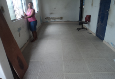 10-la-sala-laboratorio-con-il-pavimento-antiscorrevole-con-lamministratrice-adenilza-serra