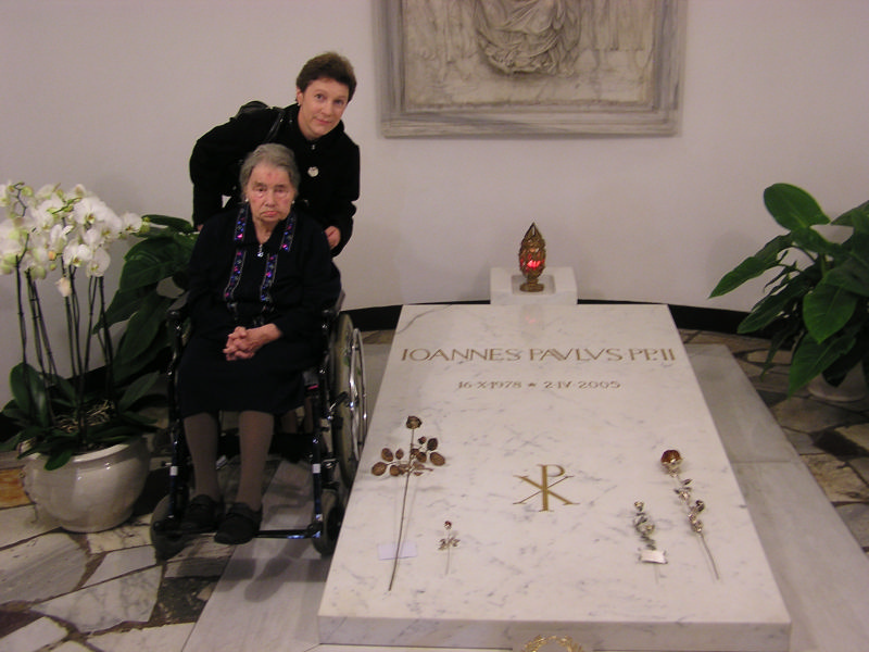 LA CAREZZA DI GIOVANNI PAOLO II AL MARTORIATO CUORE DI SANTINA
