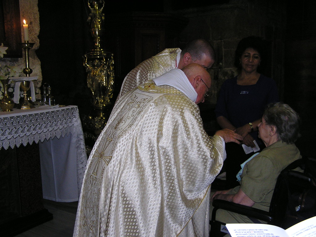 Padre Federico Mans amministra il Sacramento dell'Unzione dei Malati a Santina 