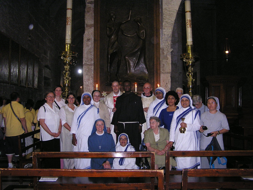 Foto di Gruppo dopo l'amministrazione del Sacramento delll'Unzione dei Malati a Santina