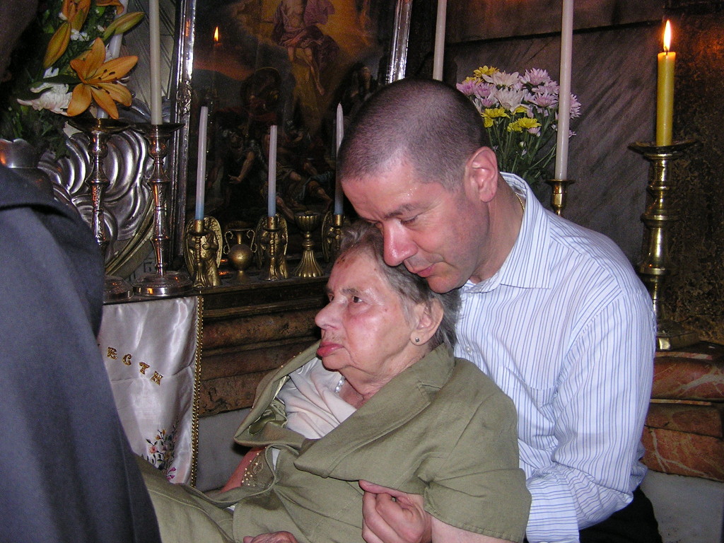 Santina e don gigi all'interno del Santo Sepolcro