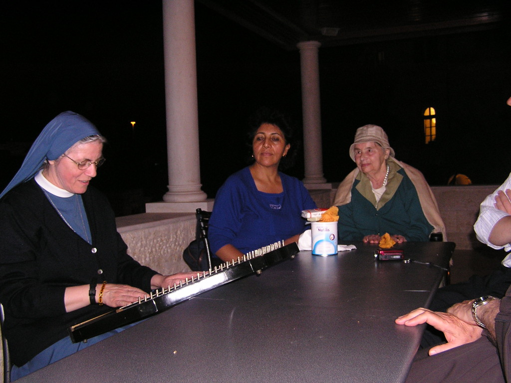 suor Cecilia conclude la serata del 6 giugno con un canto