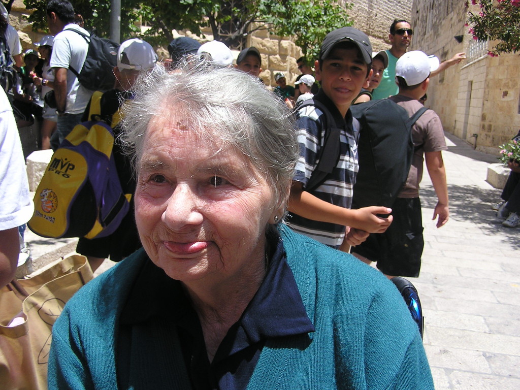 Santina nei pressi del Cenacolo