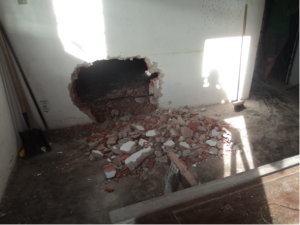 05-Demolizzione-del-muro-che-separa-la-cucina-dal-laboratorio