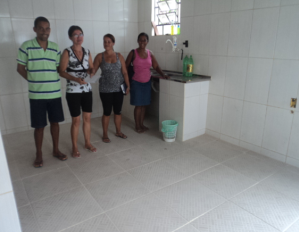 08 La cucina completa con il gruppo dirigente del kilombo