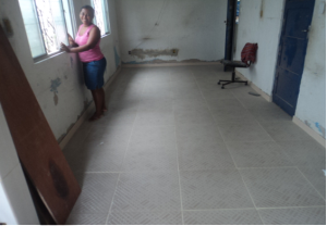 10 La sala laboratorio con il pavimento antiscorrevole con l'amministratrice Adenilza Serra