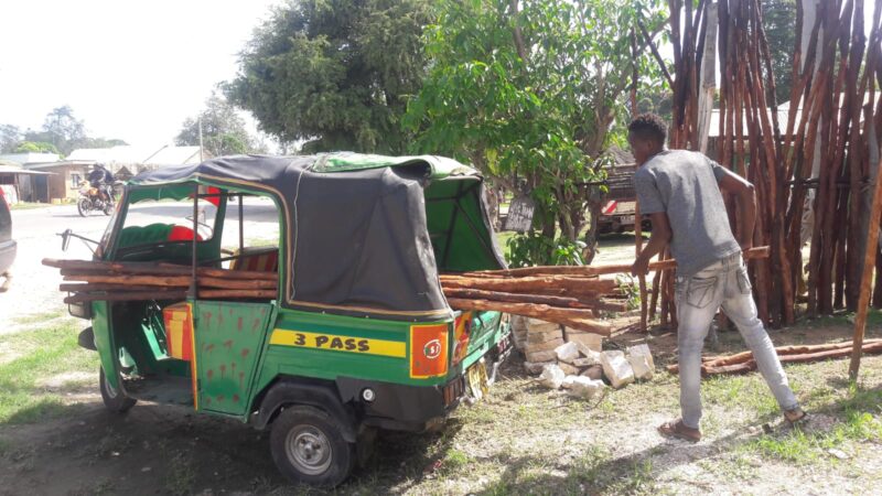 EMERGENZE IN KENYA COSTRUIAMO UNA CAPANNA PER LA PICCOLA NURU