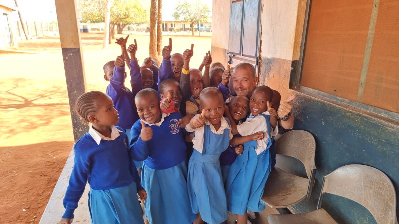 KENYA COSTRUZIONE DI UN POLLAIO IN UN ORFANOTROFIO POVERO