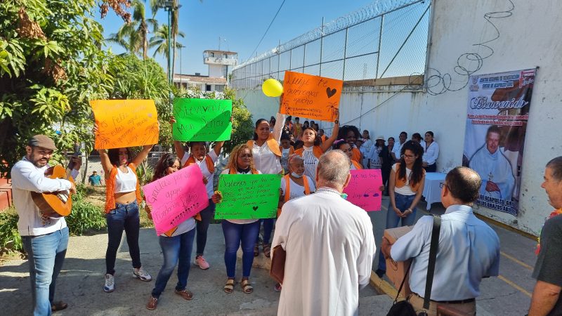 UNIFORMI PER IL CORO DEL CARCERE DI LAS CRUCES IN MESSICO